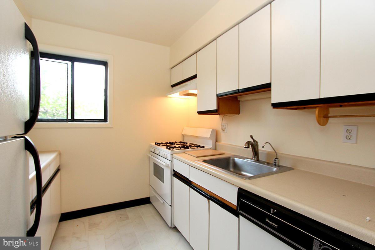 11514 Bucknell Drive, Unit 101 Silver Spring, MD 20902 - Photo 14 of 30 Kitchen