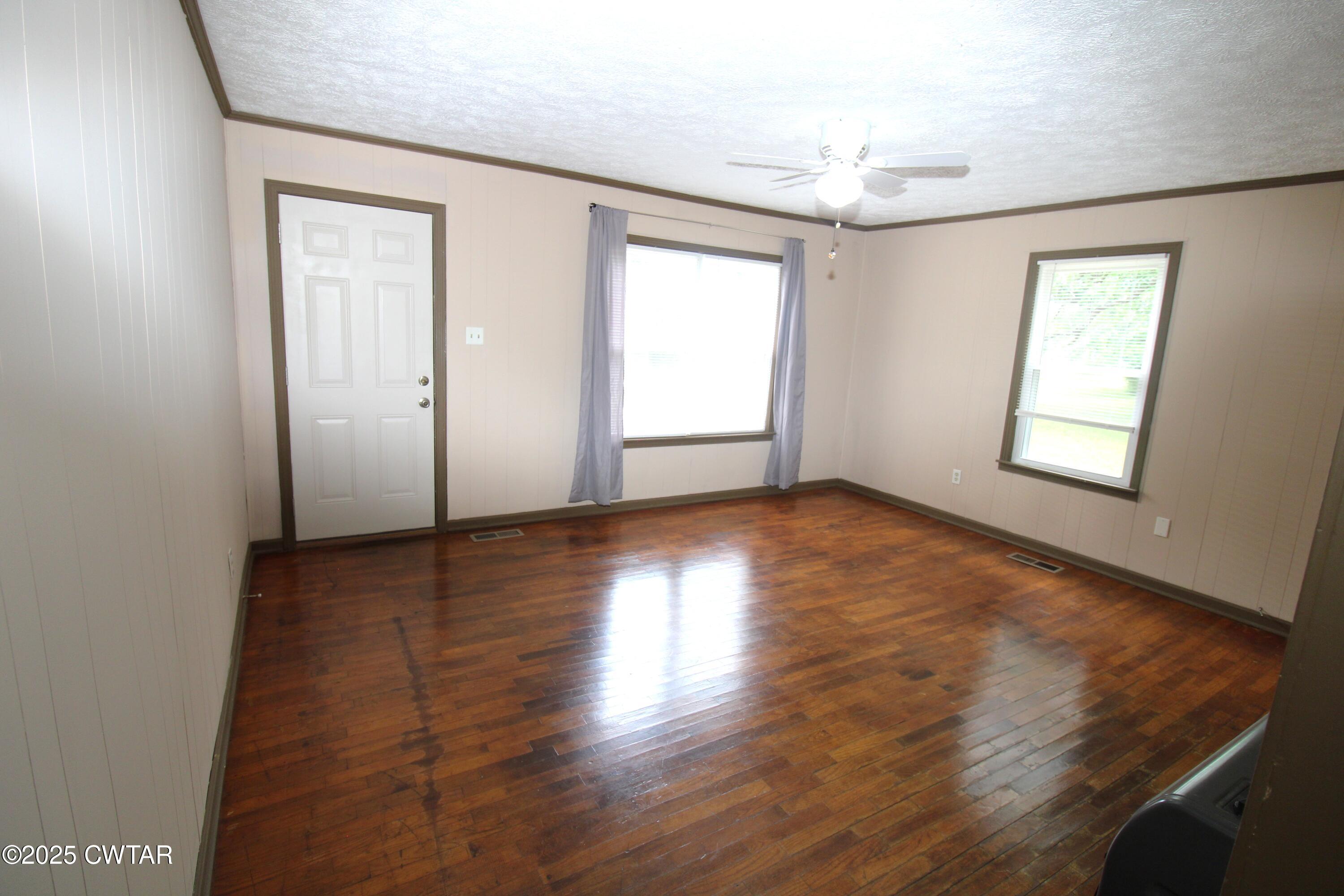 1139 South Main Street Lexington, TN 38351 - Photo 5 of 14 LivingRoom