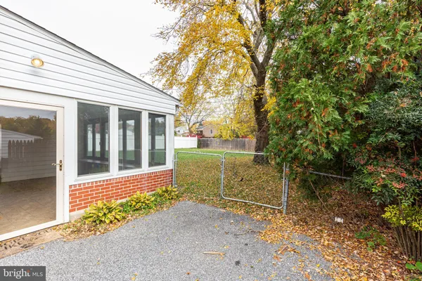 a view of a house with backyard and garden