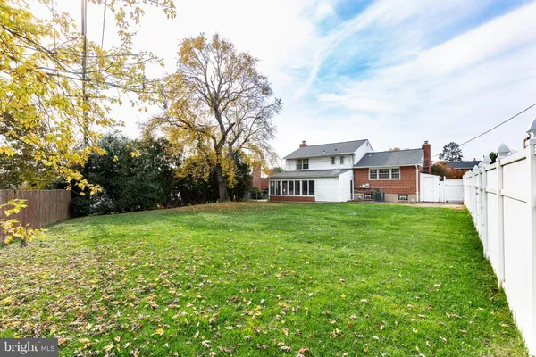 a view of a house with a backyard