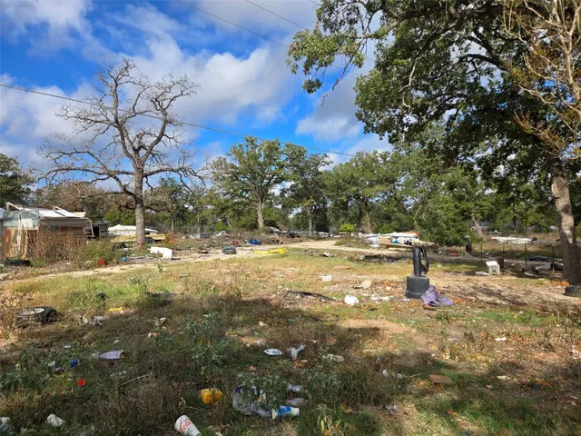 a view of yard with tree