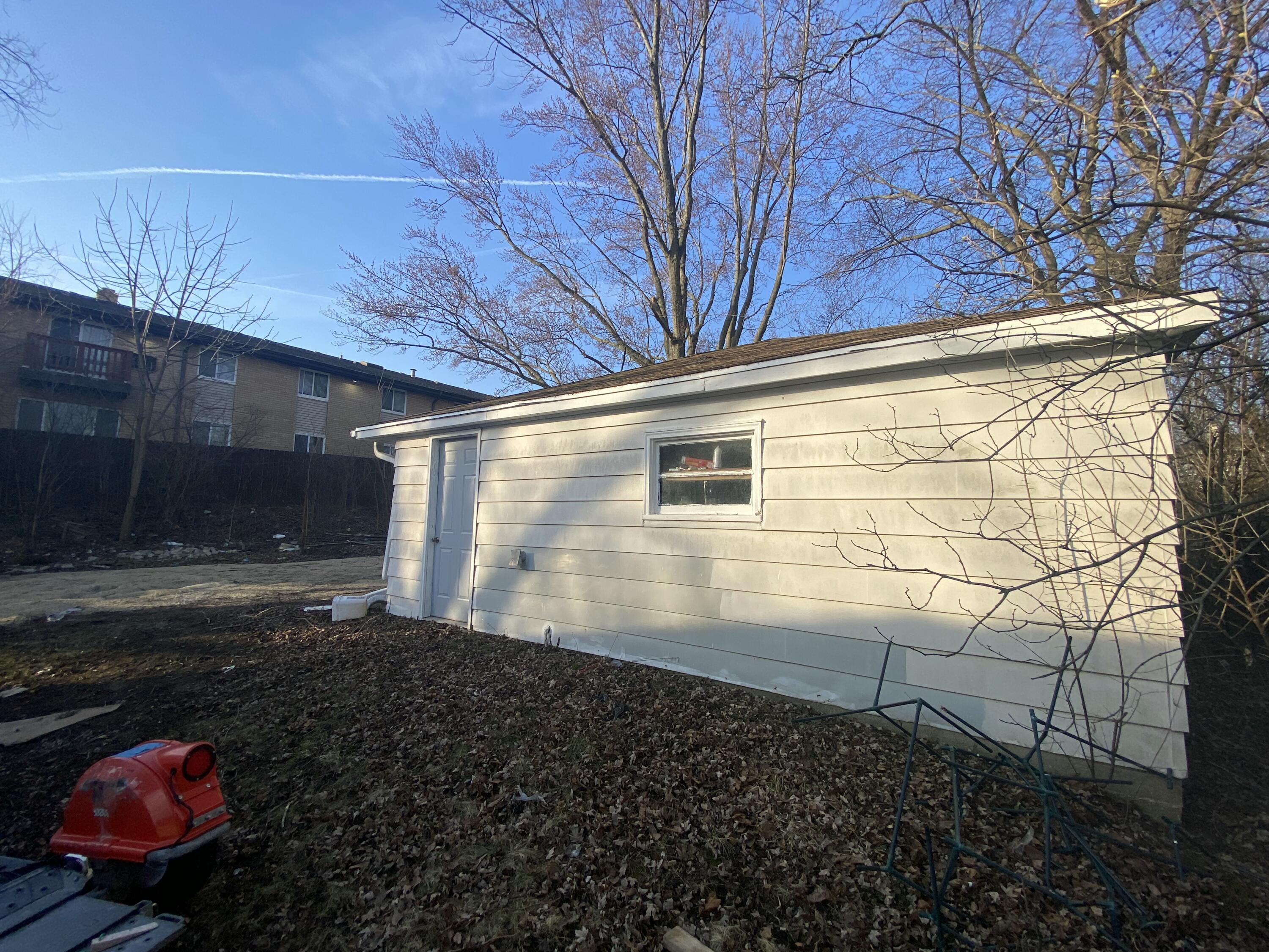 8621 North Granville Road Milwaukee, WI 53224 - Photo 10 of 14 Granville-GarSide