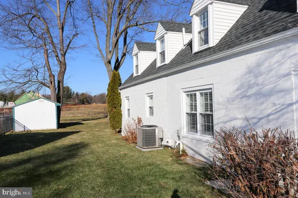 a view of a house with backyard and garden