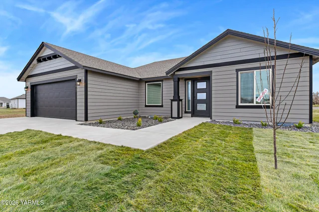 $392,850 | 1617 Parkwood Court, Unit PHASE 12 LOT 327) SPEC, Grandview, WA 98930