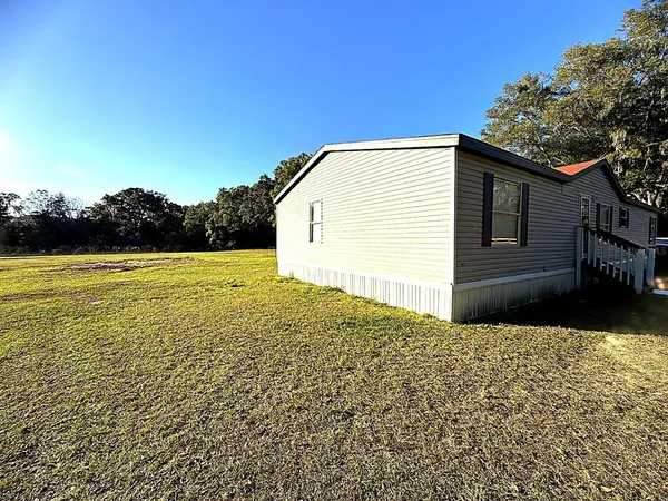 a view of back yard of the house