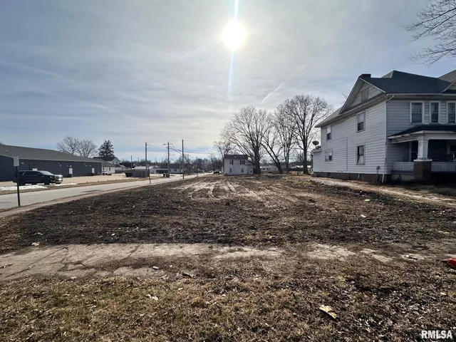 $5,000 | 203 West Beecher Avenue, Jacksonville, IL 62650