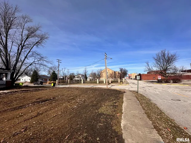 $5,000 | 203 West Beecher Avenue, Jacksonville, IL 62650