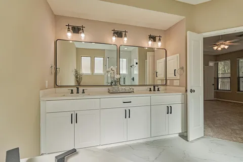 a view of a back yard