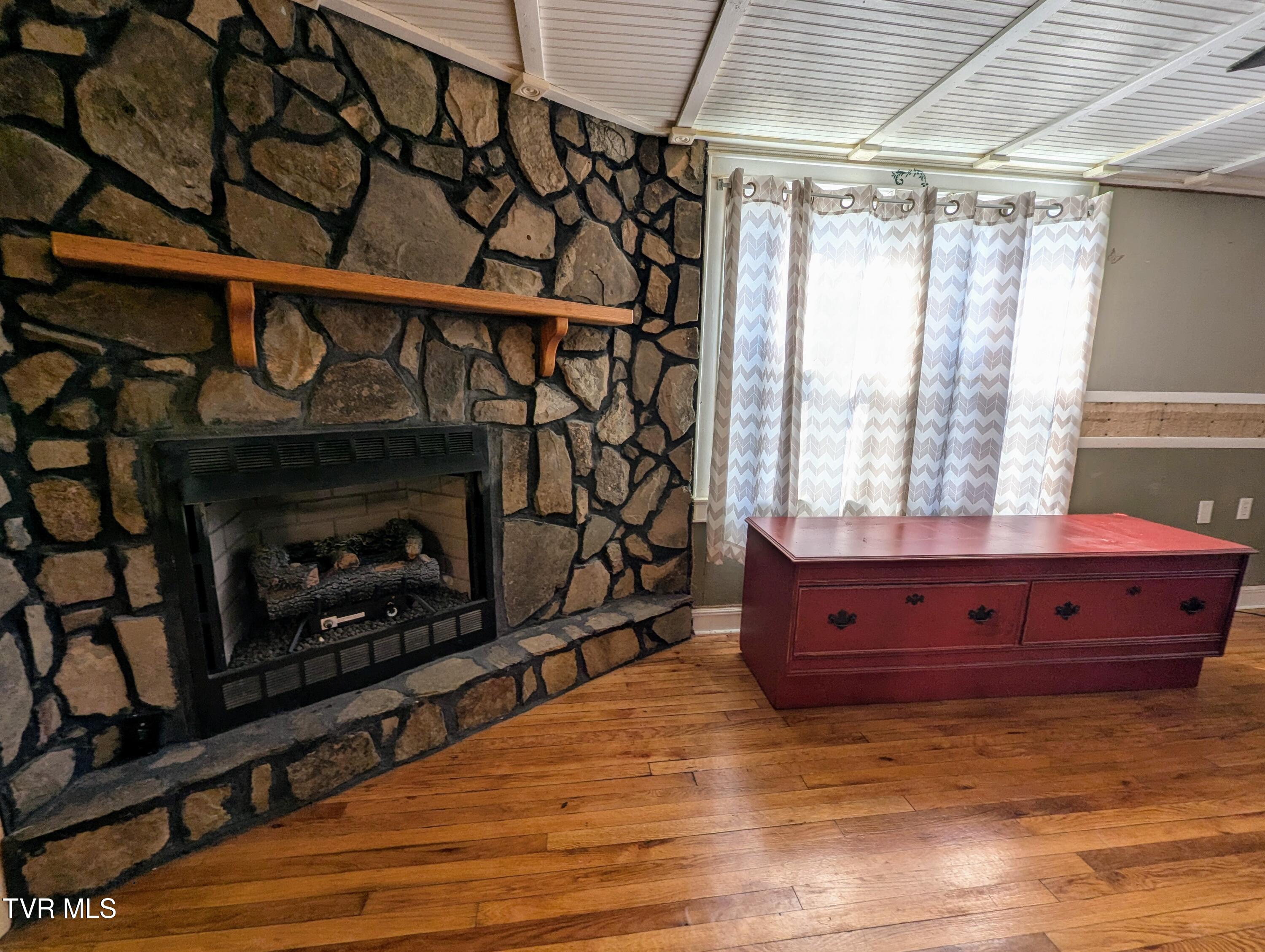 4180 Ridge Road Kingsport, TN 37660 - Photo 35 of 43 Livingroom.