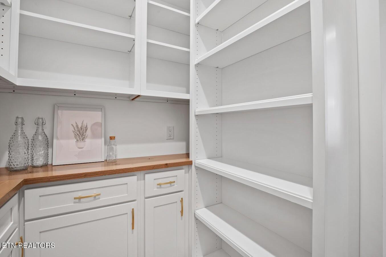 103 Chestnut Ridge Lane Crossville, TN 38558 - Photo 18 of 39 Baramore pantry 2