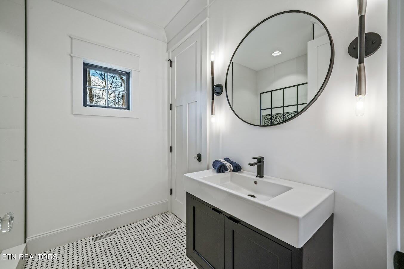 103 Chestnut Ridge Lane Crossville, TN 38558 - Photo 27 of 39 Baramore guest bth upstairs