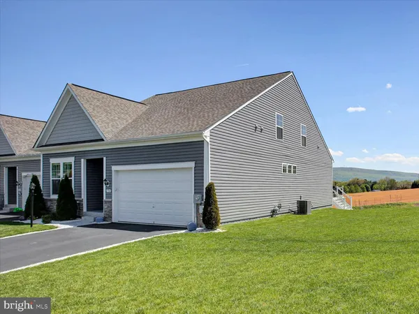 a view of a house with backyard