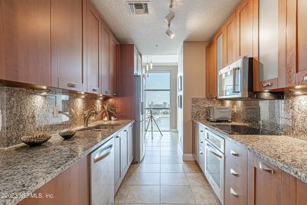 $915,000 | 1431 Riverplace Boulevard, Unit 1505, Jacksonville, FL 32207