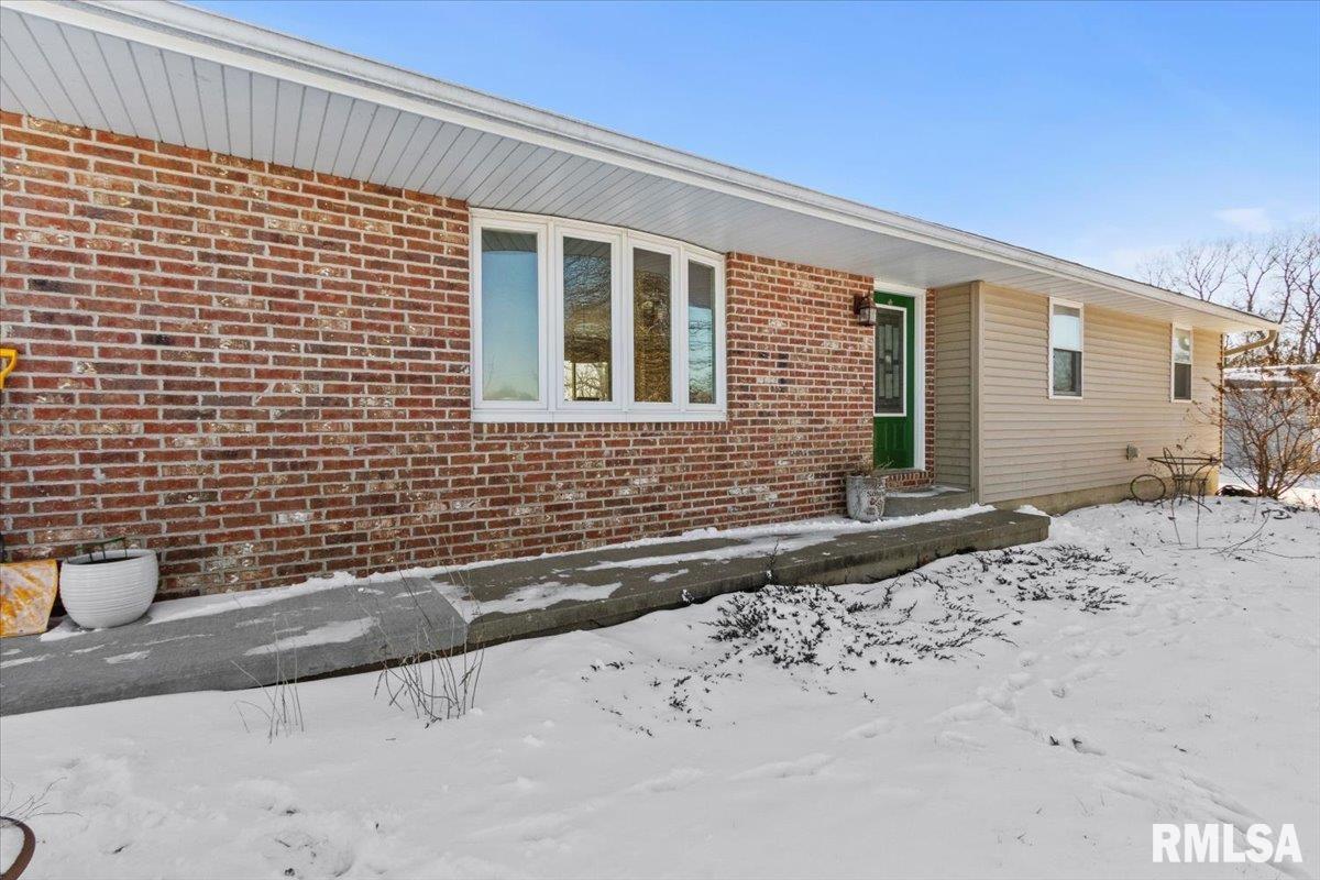 499 Oak Point Road Metamora, IL 61548 - Photo 4 of 37