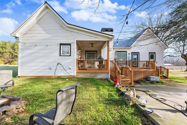 a view of a house with backyard