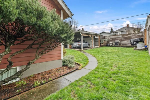 a view of a house with a yard