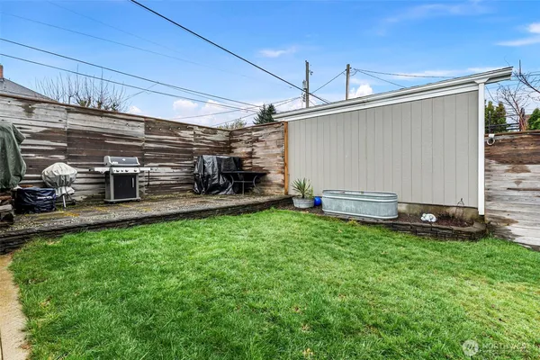 a view of a backyard