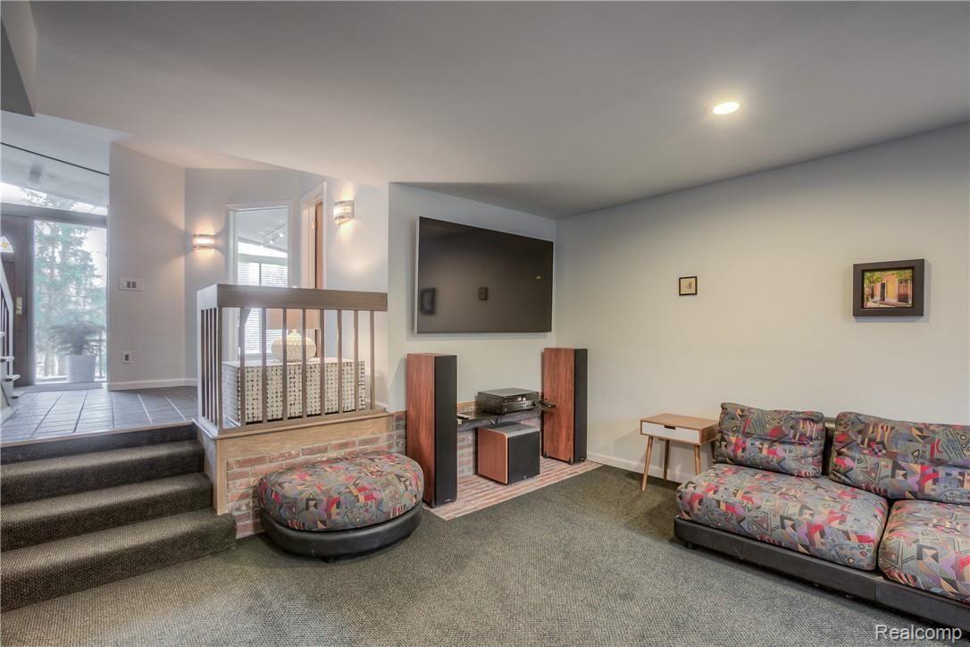 635 Canyon Road Rochester, MI 48306 - Photo 12 of 42 Family Room - Living entertainment Area