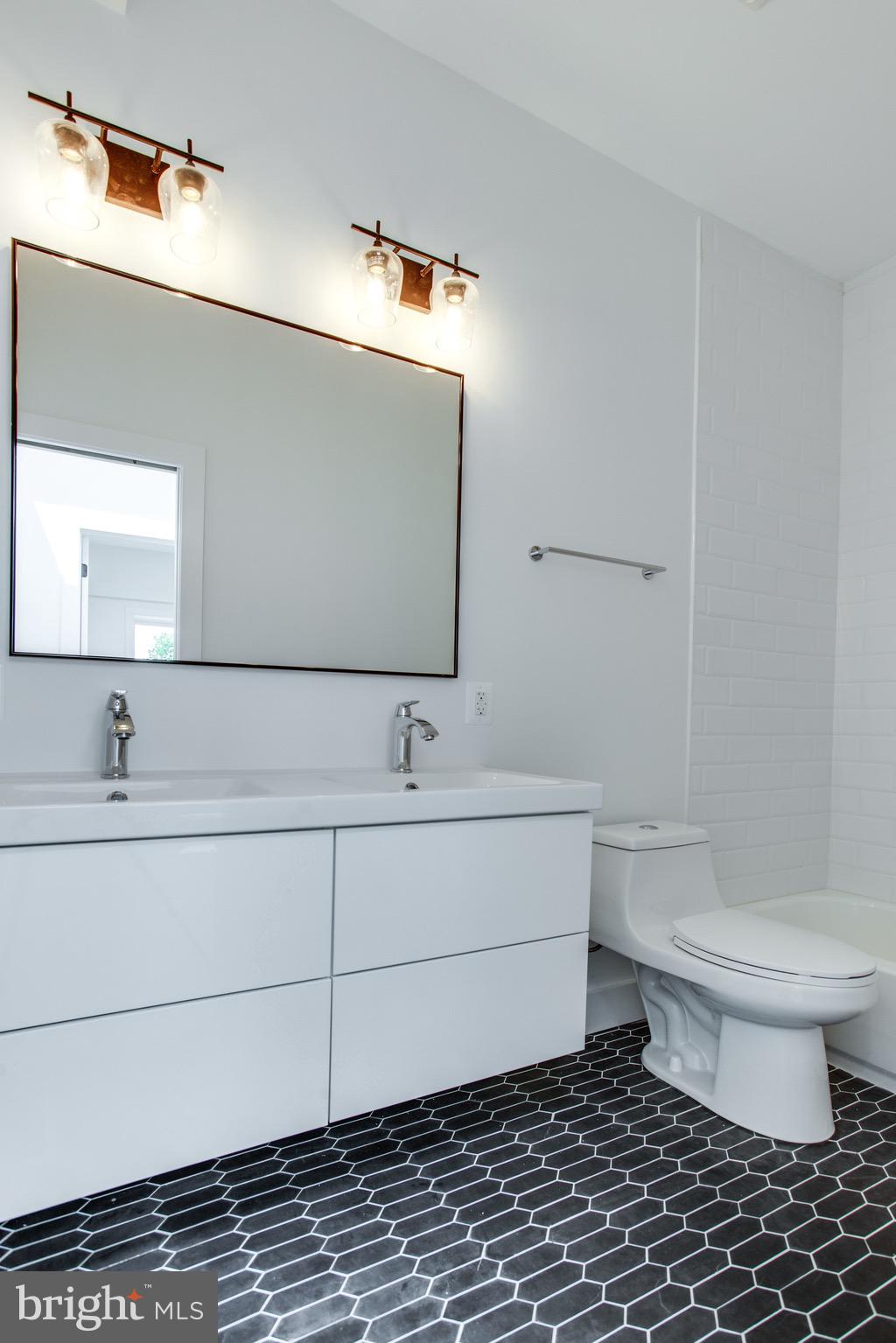 22 Bryant Street Northwest, Unit 3 Washington, DC 20001 - Photo 27 of 42 Guest Bath 2