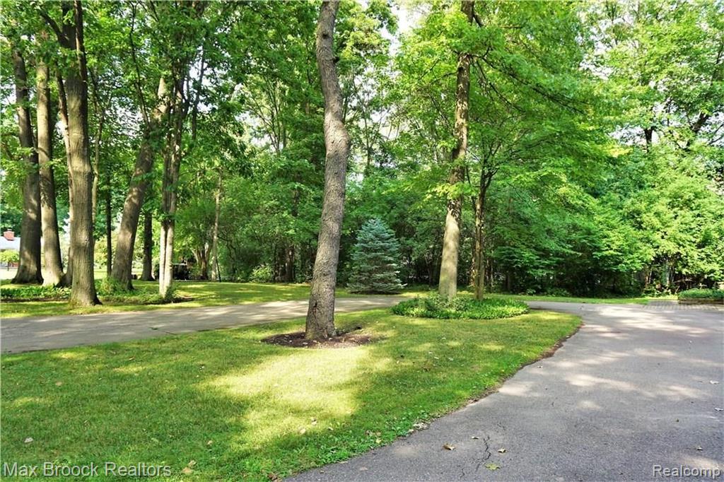 4077 Lincoln Road Bloomfield Hills, MI 48301 - Photo 3 of 30