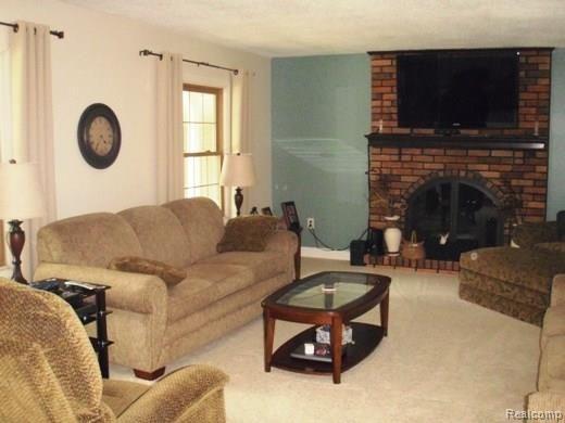 5885 Thomas Road Oxford, MI 48371 - Photo 8 of 25 Beautiful Living Room!.jpg