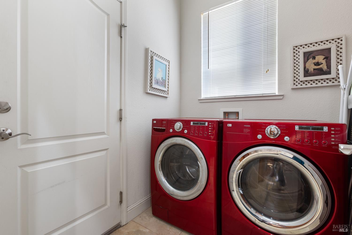 900 Livingston Place Rio Vista, CA 94571 - Photo 23 of 38 a utility room with dryer and washer