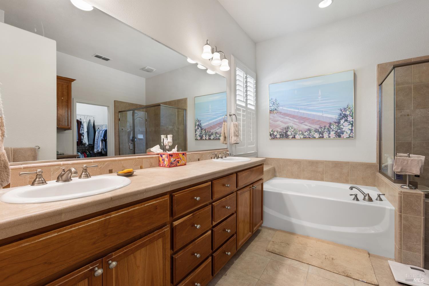 900 Livingston Place Rio Vista, CA 94571 - Photo 26 of 38 a spacious bathroom with a tub double sink and mirror