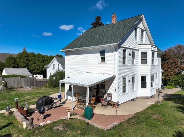 a view of backyard of the house