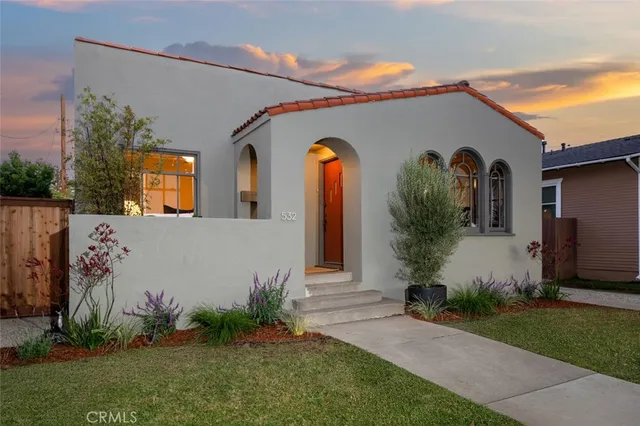 an outdoor view of house