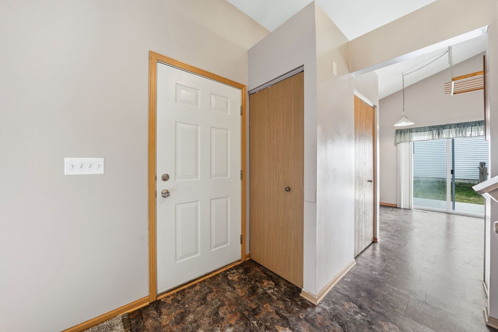 633 Indian Trail Road Antioch, IL 60002 - Photo 4 of 33 Gallery Image 4