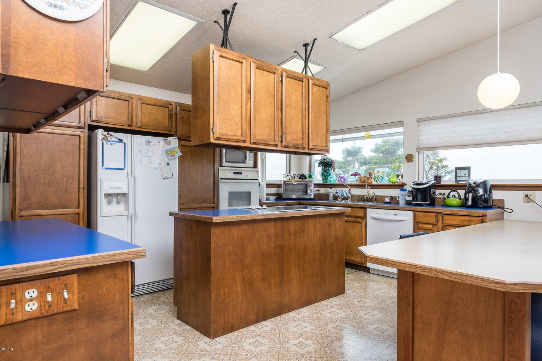 2324 Northwest Inlet Avenue Lincoln City, OR 97367 - Photo 24 of 41 Kitchen Skylights
