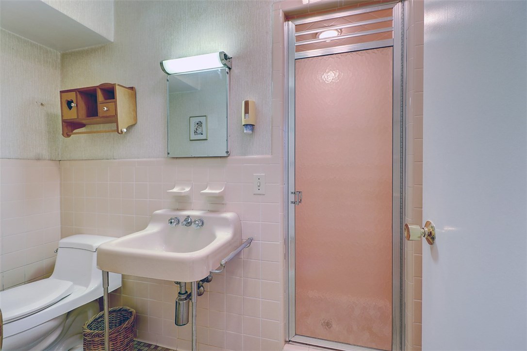 4 Hillside Road Lincoln, RI 02865 - Photo 22 of 30 Full Bathroom