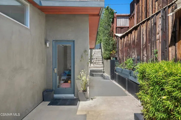 a view of a house with backyard and plants