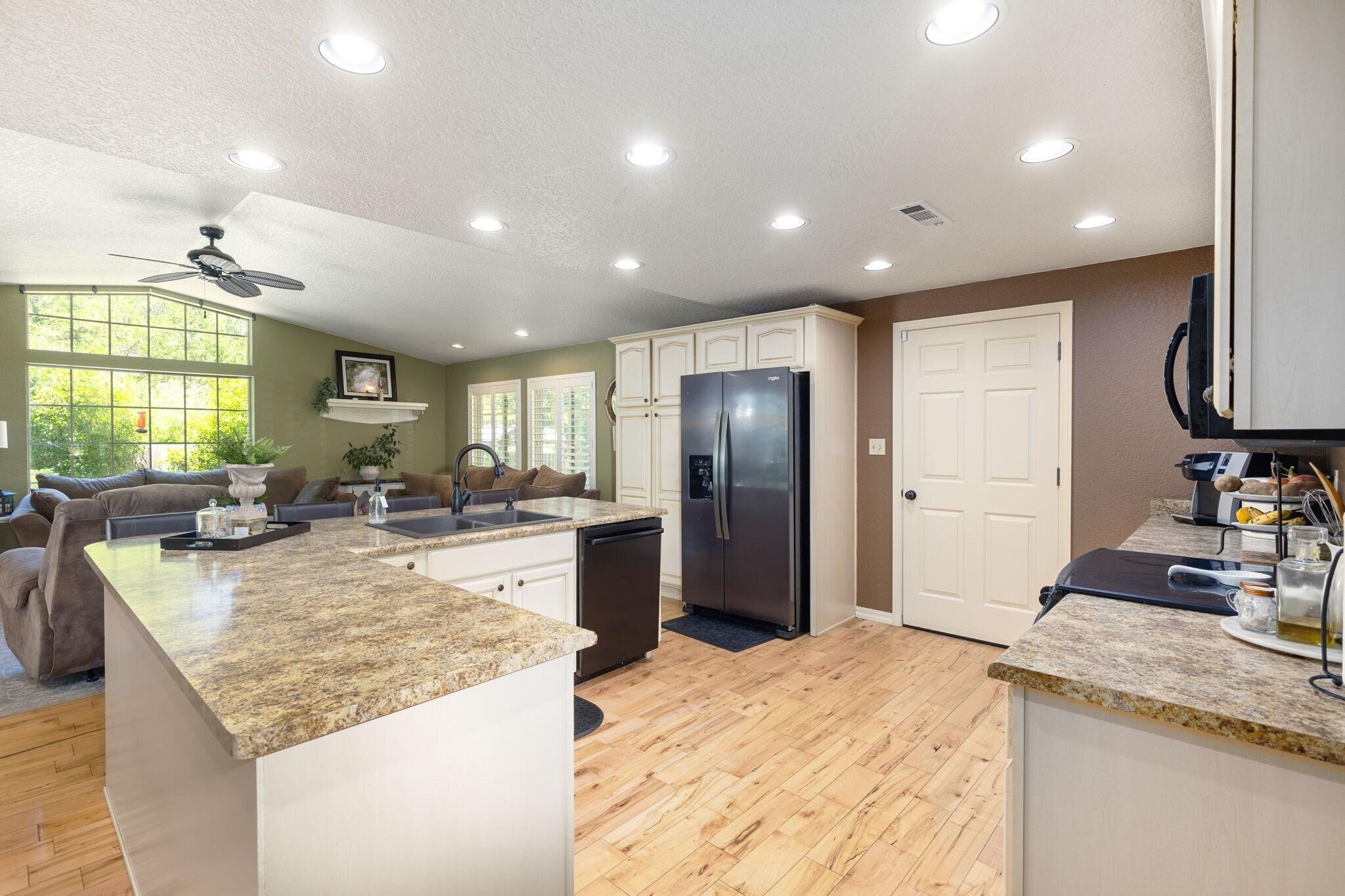 850 Walker Road Grants Pass, OR 97527 - Photo 7 of 30 Kitchen
