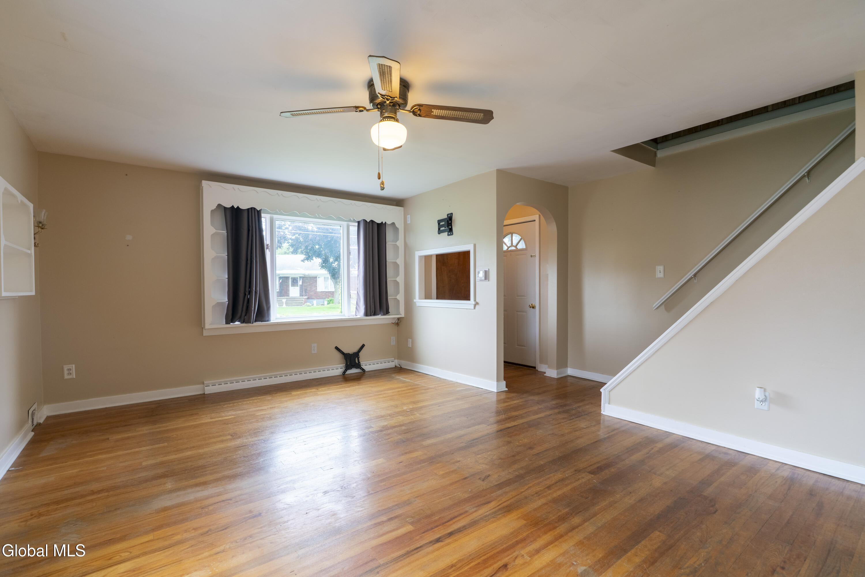 319 Princetown Road Rotterdam, NY 12306 - Photo 5 of 26 livingroom