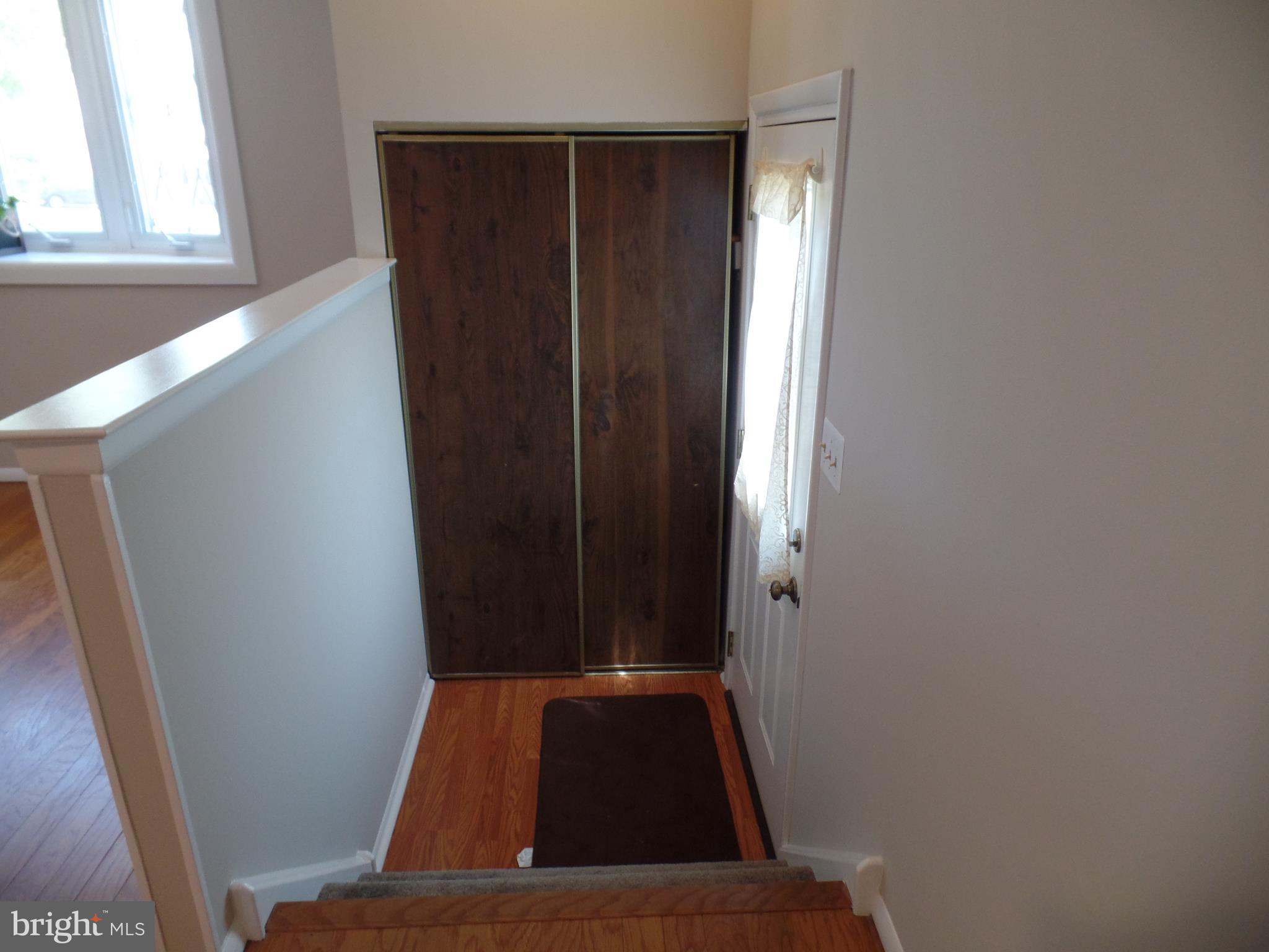 552 Arnold Street Philadelphia, PA 19111 - Photo 3 of 24 Foyer
