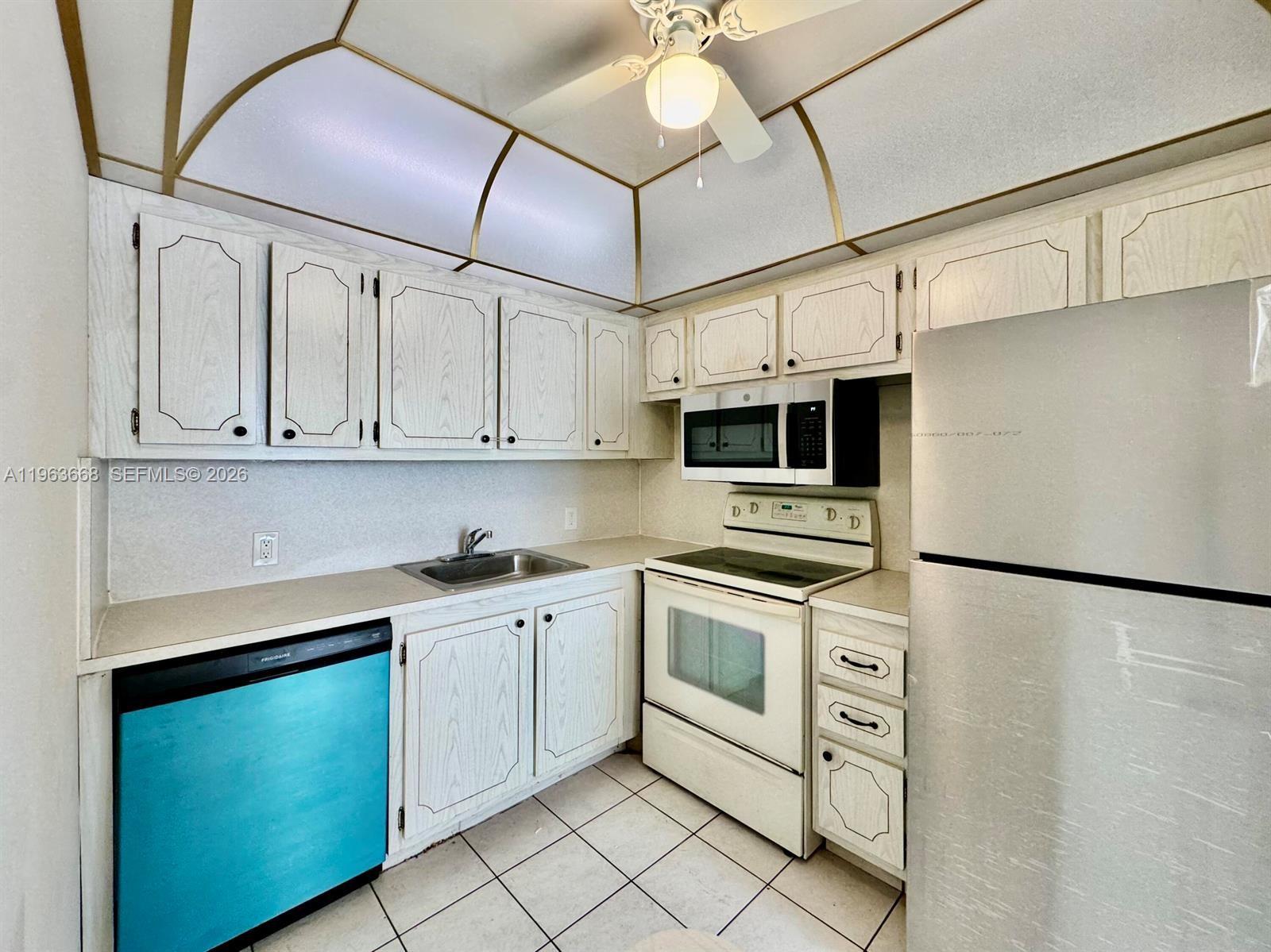 82 Dorset B, Unit 82 Boca Raton, FL 33434 - Photo 5 of 35