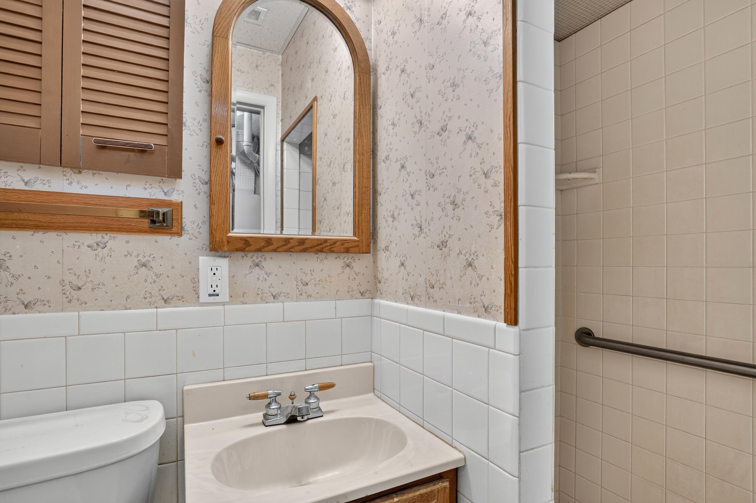 2475 Park Drive Jackson, MI 49203 - Photo 37 of 41 Park Dr bath 3 2