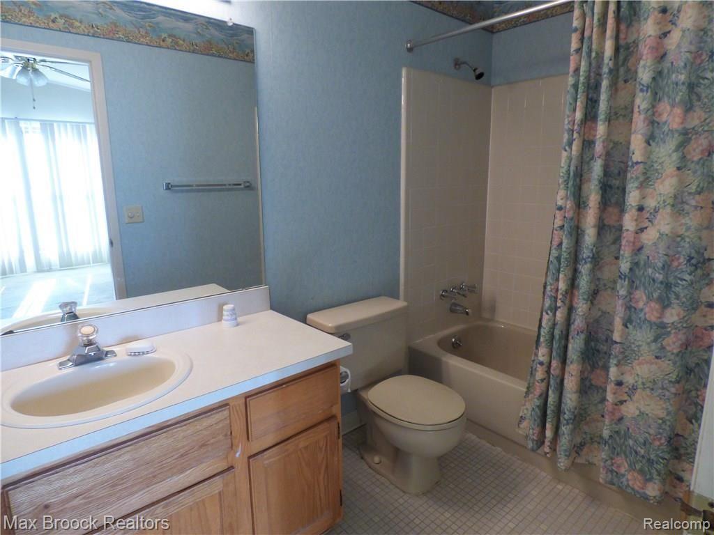 22102 Edgewater Novi, MI 48375 - Photo 17 of 26 P1030017.JPG