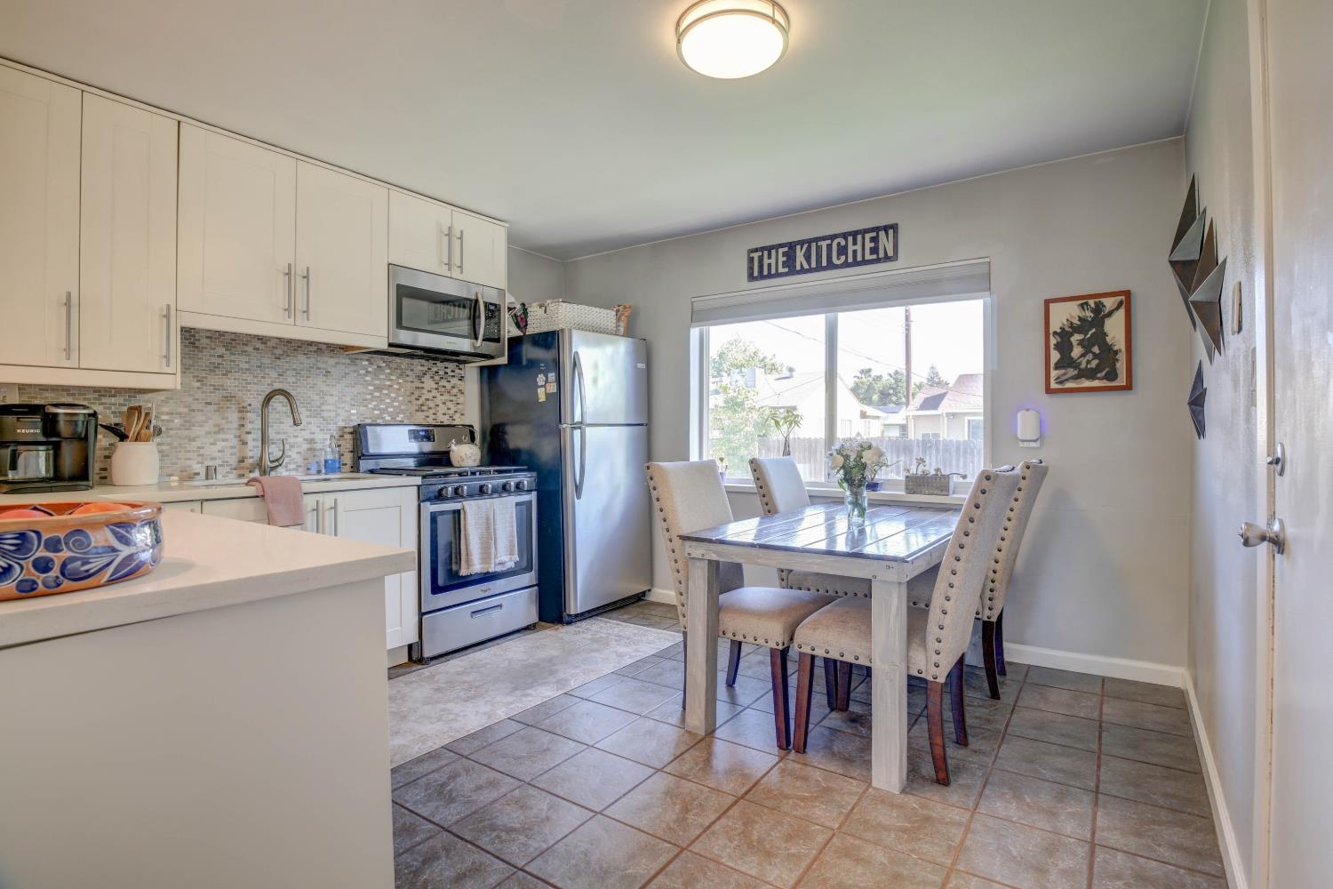 1424 Kitchner Road Sacramento, CA 95822 - Photo 10 of 28 Kitchen with eat-in dining