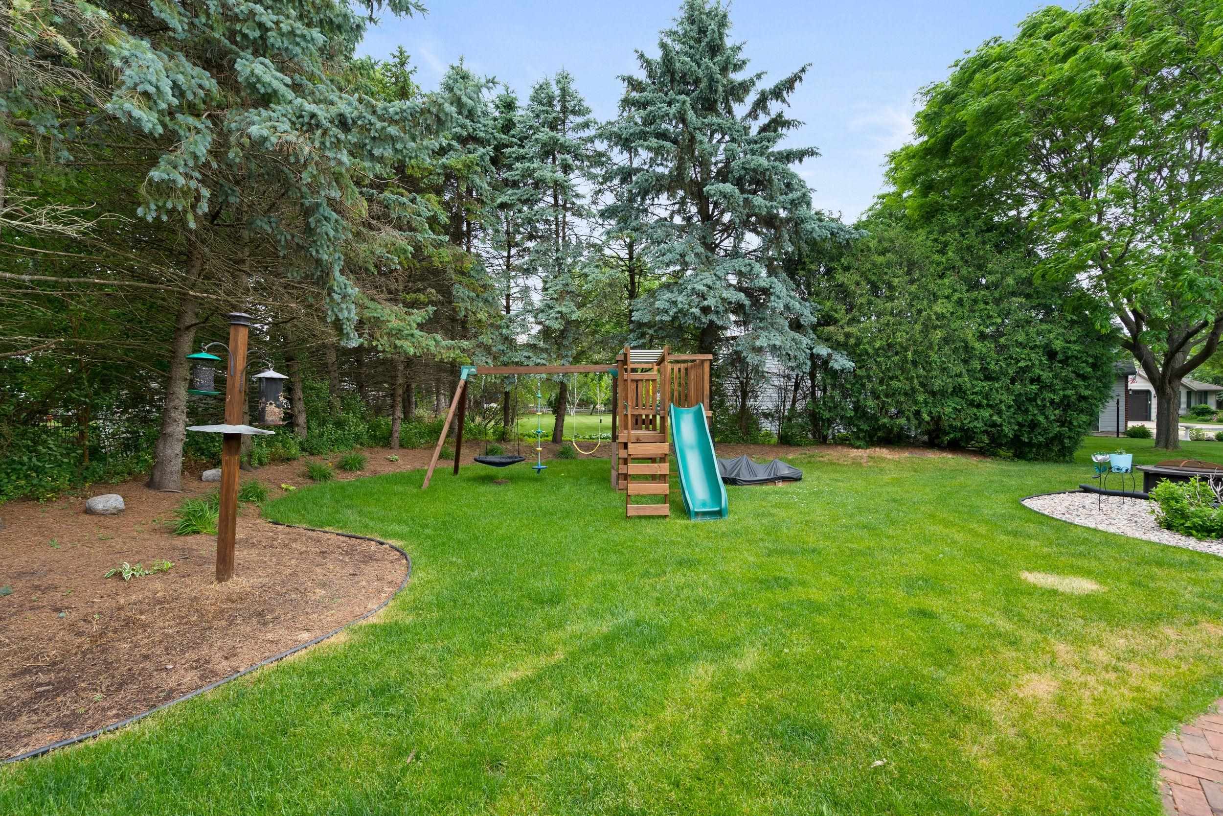 W2585 Oakbrook Court Appleton, WI 54915 - Photo 12 of 56