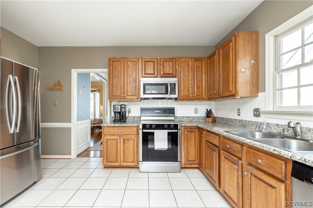 13900 Sagebrook Road Midlothian, VA 23112 - Photo 13 of 44 a kitchen with stainless steel appliances granite countertop a stove a sink and a refrigerator