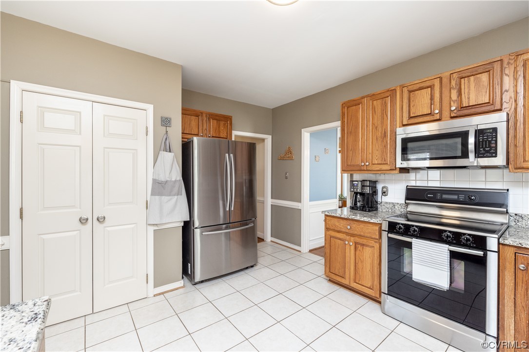 13900 Sagebrook Road Midlothian, VA 23112 - Photo 14 of 44 a kitchen with stainless steel appliances granite countertop a refrigerator stove and microwave
