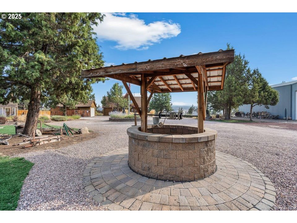 14515 Southwest Maverick Road Terrebonne, OR 97760 - Photo 26 of 39 a view of outdoor space with fountain
