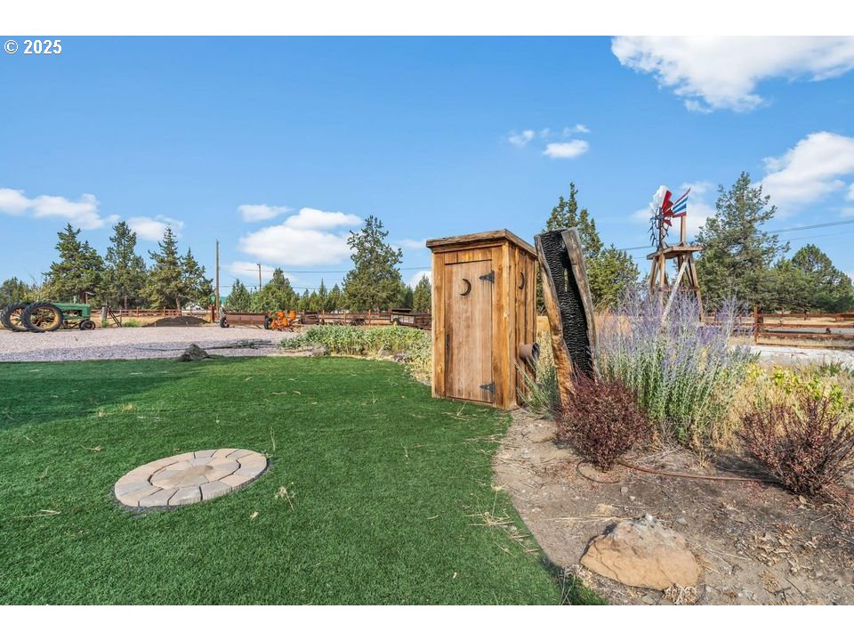 14515 Southwest Maverick Road Terrebonne, OR 97760 - Photo 27 of 39 a view of a park with palm trees