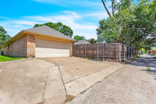 a view of a backyard