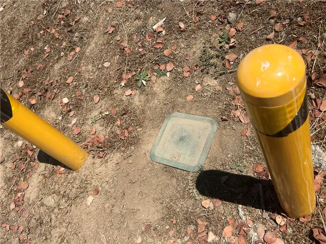 a view of a dry yard with mountain view in city
