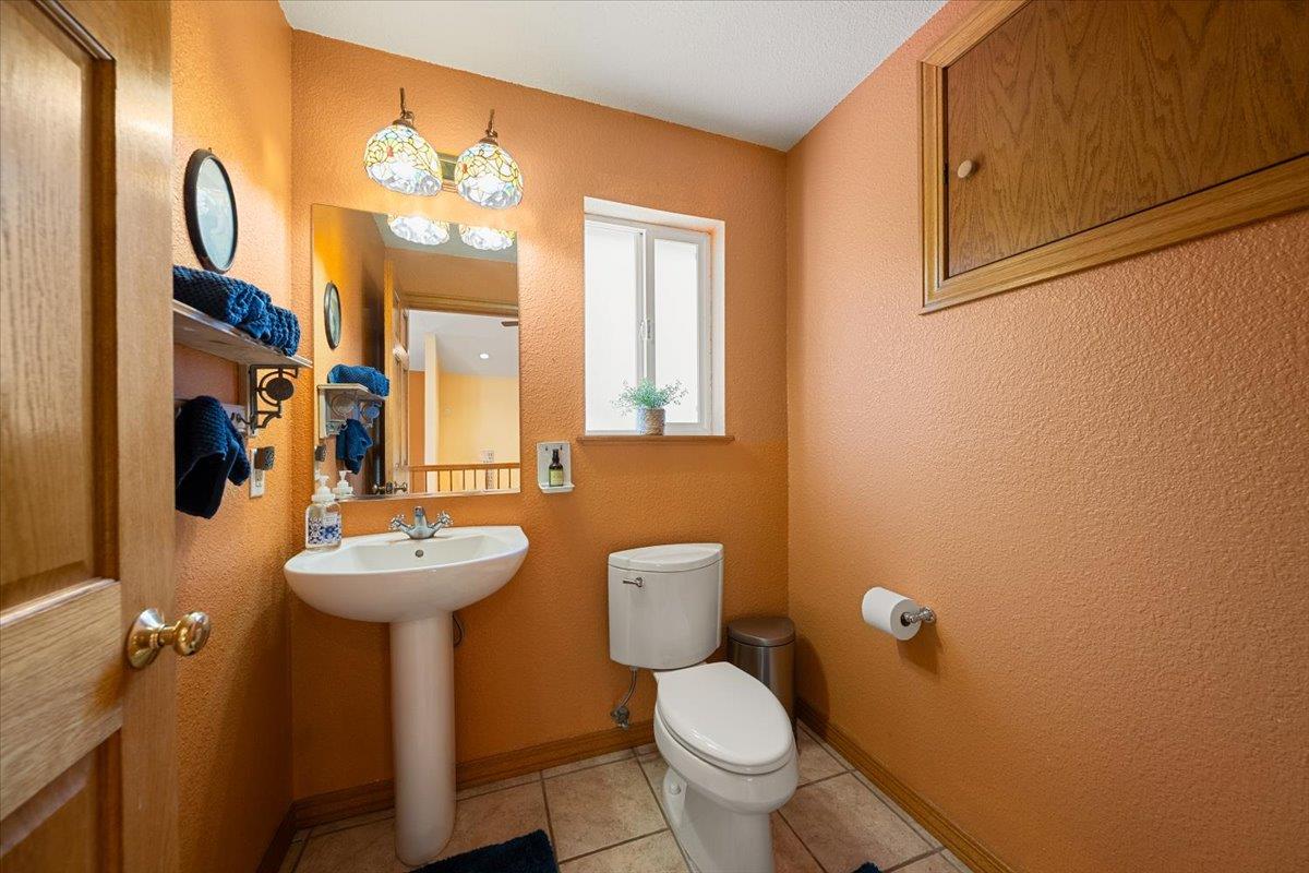 10947 East Lime Kiln Road Grass Valley, CA 95949 - Photo 32 of 94 Main Home - Half bath 2