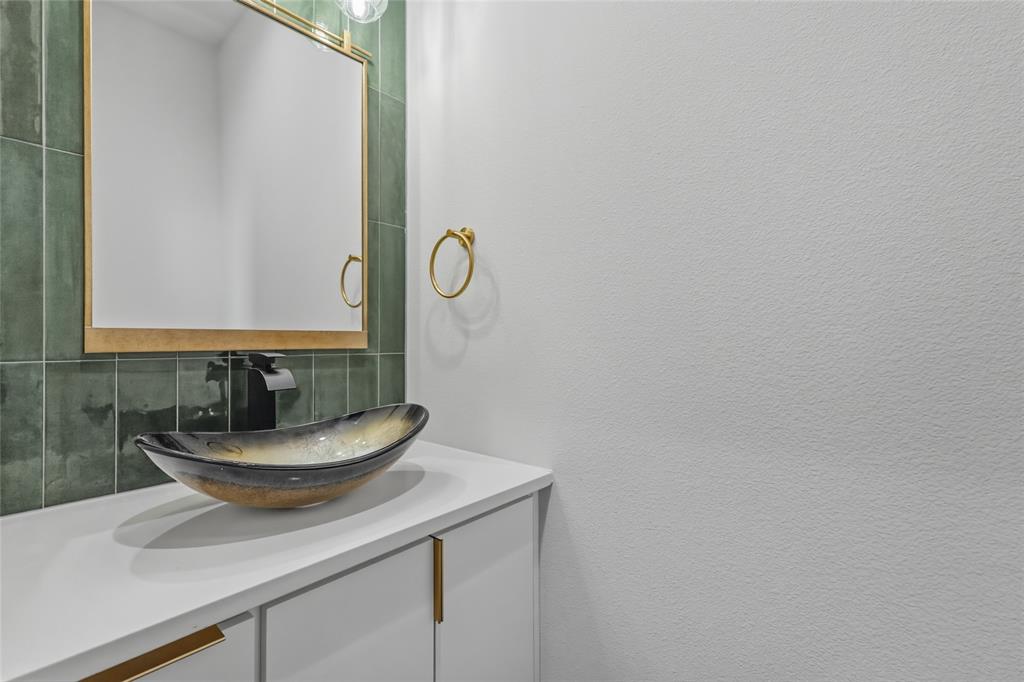3914 Harlingen Street Dallas, TX 75212 - Photo 9 of 28 a bathroom with a sink and a mirror