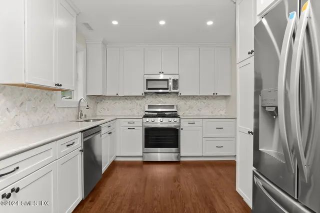 $8,000 | 44 Riversville Road, Unit UPSTAIRS, Greenwich, CT 06831